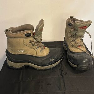 Womens North Face winter boots. Size 7